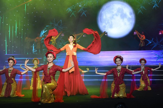 
Hoa hậu Hà Kiều Anh thể hiện ca khúc Yêu cái đèn cù.
