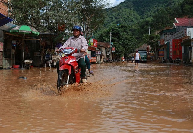 Chiều 18/8, một ngày sau lũ lớn, nước đã rút ở thị trấn Mường Xén, huyện Kỳ Sơn (Nghệ An). Song nhiều đoạn đường trũng nằm giữa trung tâm thị trấn vẫn còn nước đọng đục ngầu kèm bùn nhão.