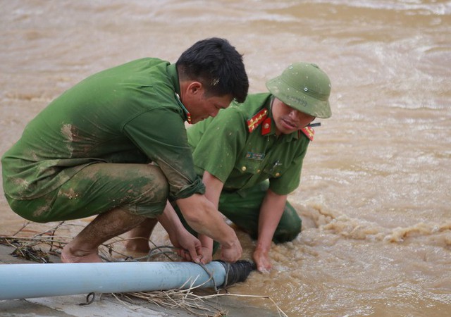 Nhà chức trách phải lắp máy bơm đưa nước từ sông Nậm Nơn để làm loãng bùn cho dễ cào.