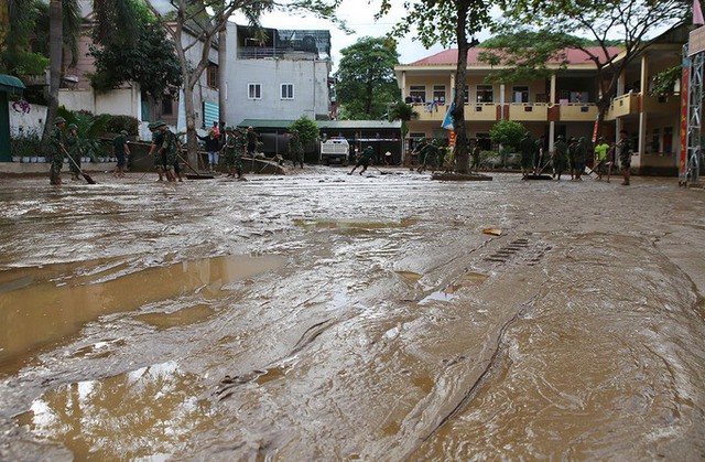 Trường tiểu học thị trấn Mường Xén nằm cách sông Nậm Nơn khoảng 10 m, lũ rút để lại hàng trăm khối bùn ở sân trường và phòng học.