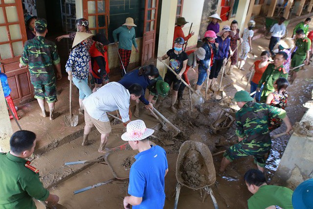 Từ trưa nay, chính quyền huyện Kỳ Sơn điều động 200 chiến sĩ Biên phòng, ban chỉ huy Quân sự huyện, công an phối hợp với người dân cào bùn tại đây.