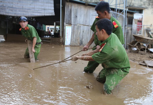 Có nơi trong sân trường bùn ngập gần 50 cm.