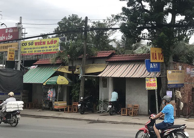 
Phía trước hiện trường căn nhà có 9 người chết bí ẩn là quán cà phê võng nằm ngay mặt tiền quốc lộ 1, đoạn qua P.Trung Mỹ Tây, Q.12
