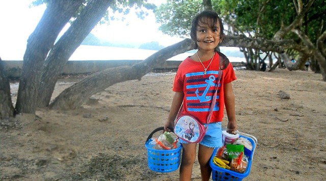 Cô bé 5 tuổi người Thái Lan biết nói 4 thứ tiếng, rất thích bán hàng rong cho khách nước ngoài