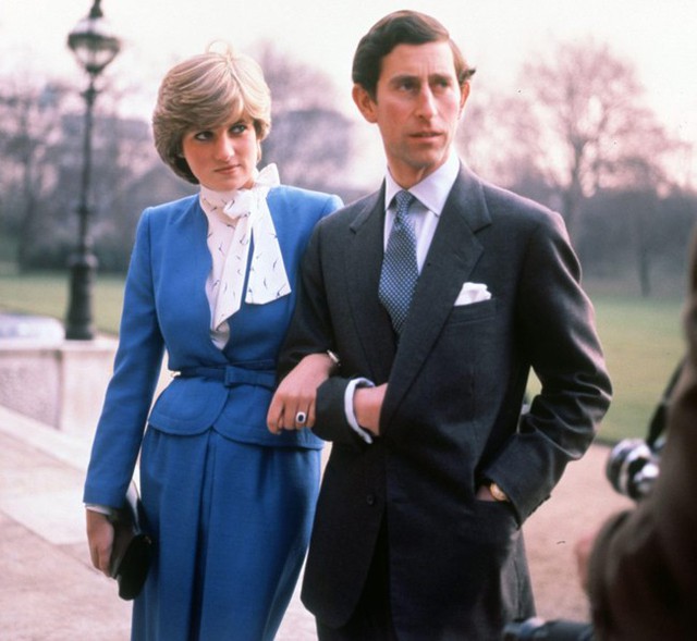 Diana đeo nhẫn đính đá sapphire 12 cara sau khi kết hôn với Thái tử Charles năm 1981. Ảnh: Rex Feature.