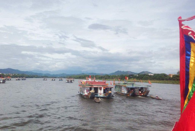 Lễ hội Điện H&ograve;n Ch&eacute;n Huế năm nay c&oacute; số lượng người tham gia tăng đột biến với tr&ecirc;n 2,5 vạn người (ảnh: Đỗ Ho&agrave;ng L&acirc;m)