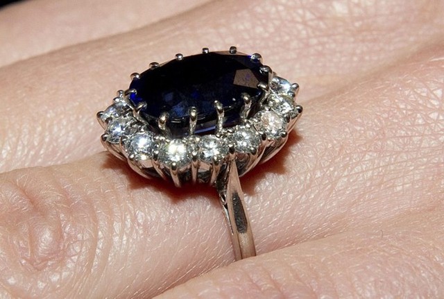 Chiếc nhẫn đính hôn của cố Công nương Diana hiện có giá hơn 500.000 USD. Ảnh: Rex Feature.
