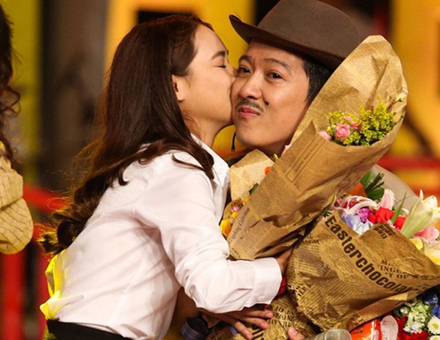 Trong show diễn của Trường Giang, Nhã Phương lên sân khấu tặng người yêu nụ hôn ngọt ngào để chúc mừng anh.