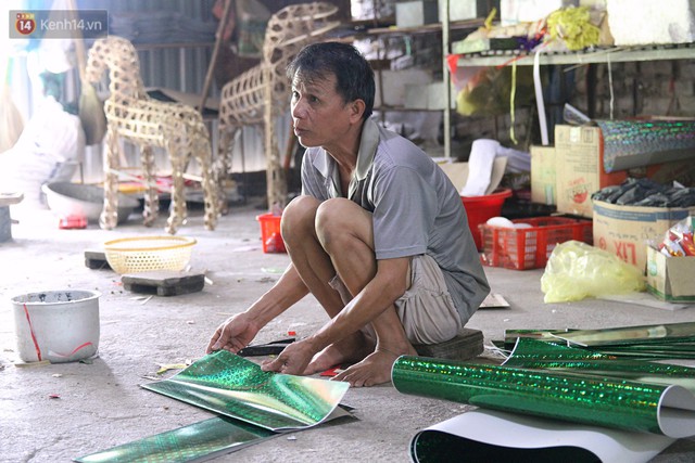 Chú Nguyễn Văn Phi trong căn nhà làm hàng vàng mã khá lớn của mình.