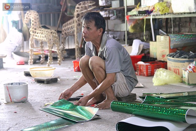 Chú Nguyễn Văn Phi trong căn nhà làm hàng vàng mã khá lớn của mình.