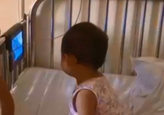 B&eacute; g&aacute;i hiện khỏe mạnh sau c&uacute; rơi từ tầng 17. Ảnh: Changzhou TV Station.