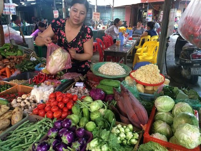 Mưa lớn kéo dài, giá rau xanh tại chợ tăng mạnh do nguồn cung khan hiếm