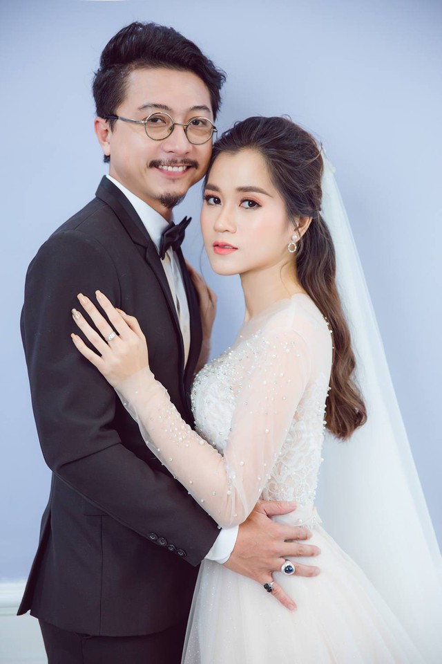 Vợ chồng Lâm Vỹ Dạ - Hứa Minh Đạt chụp ảnh kỉ niệm 8 năm đám cưới.