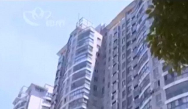 T&ograve;a nh&agrave; nơi Yue Yue sống c&ugrave;ng gia đ&igrave;nh v&agrave; bị ng&atilde;. Ảnh: Changzhou TV Station.