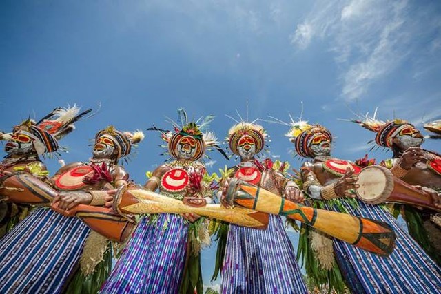 
Tại 5 làng thổ dân còn có hoạt động vũ hội với trang phục sặc sỡ cùng những điệu múa truyền thống. Cùng với đó, ngay tại sân khấu chính của lễ hội cũng diễn ra các chương trình nghệ thuật đặc sắc.
