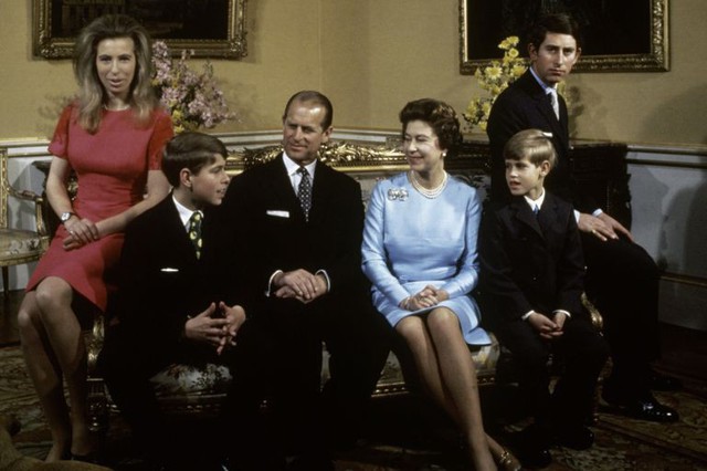 
Hình ảnh gia đình 6 người: Hoàng tế Philip, Nữ hoàng Elizabeth II, Thái tử Charles, Hoàng tử Andrew, Hoàng tử Edward và Công chúa Anne.

