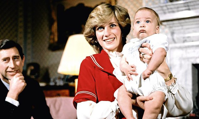 Bà Diana bế con trai William và chồng, Thái tử Charles, hồi tháng 12/1982. Ảnh: PA.