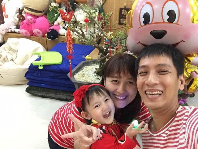 Anh Chiêm Nguyễn Anh Vũ cùng vợ và con gái.