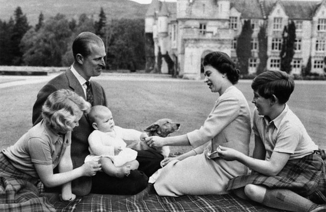 
Nữ hoàng Elizabeth II cùng chồng và 3 con tại lâu đài Balmoral, Scotland.

