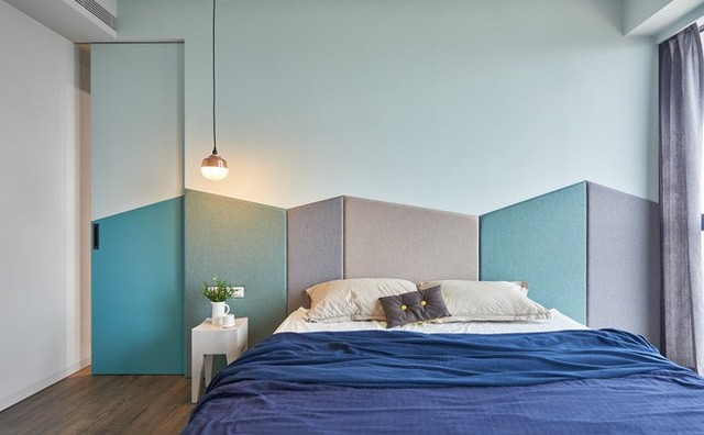 Phòng ngủ của bố mẹ với tone màu pastel trang nhã.
