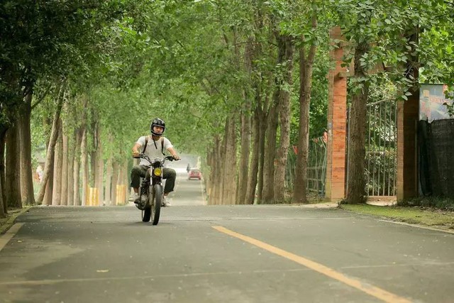 Hai chàng trai yêu thích du lịch.