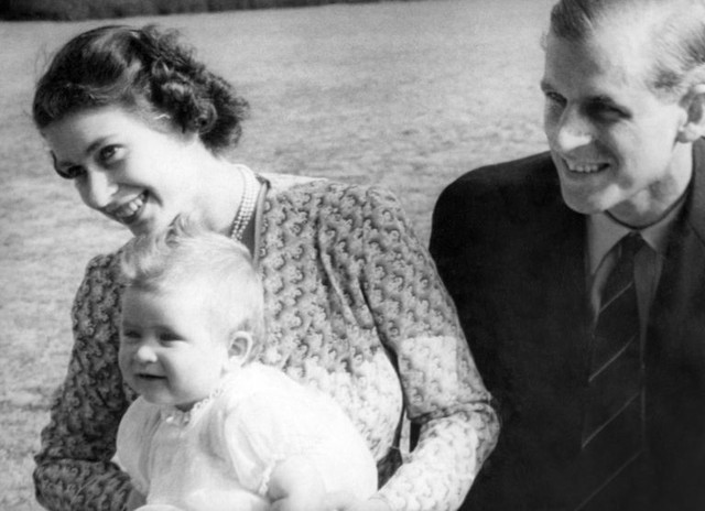 
Khi Thái tử Charles vừa sinh nhật tròn 1 tuổi, Nữ hoàng thường xuyên bận rộn và phải thực hiện các chuyến công du nước ngoài.
