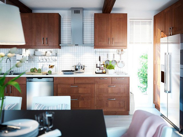 Là một chất liệu quá đỗi quen thuộc với nhiều gia đình nên bạn không gặp khó khăn gì trong việc lựa chọn nội thất gỗ cho căn bếp.