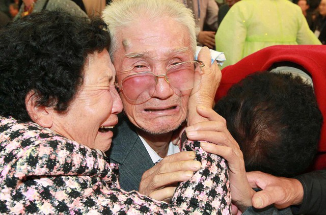 Những người được đo&agrave;n tụ với người th&acirc;n v&agrave;o th&aacute;ng 11/2010. Ảnh: Reuters.