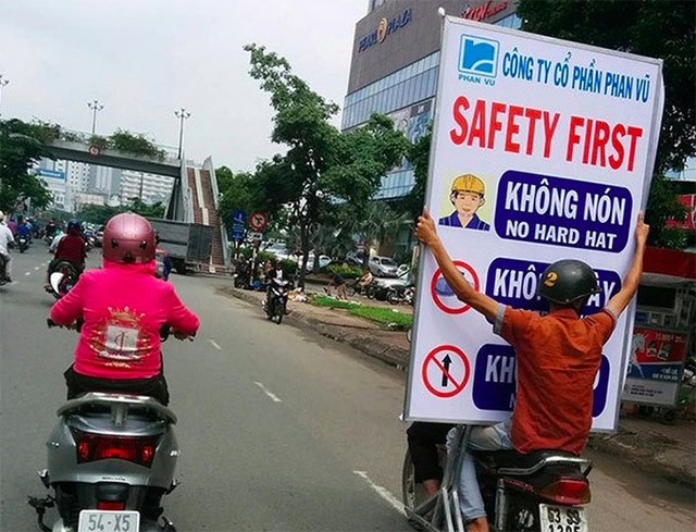 Việt Nam cũng góp mặt trong bộ ảnh này. Khách Tây choáng váng với hai người đàn ông chở theo tấm bảng lớn cho chữ Safety first (An toàn trên hết) nhưng lại theo cách không hề an toàn.