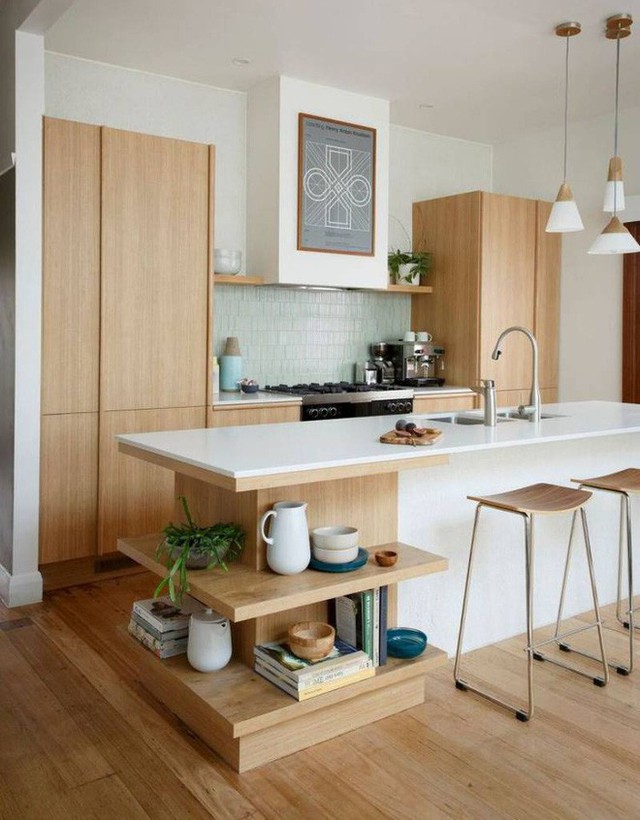 Chất liệu gỗ tự nhiên sáng màu cho căn bếp vẻ đẹp bình dị và tươi sáng hơn.