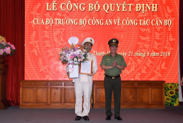 
Thượng tướng Nguyễn Văn Thành - Thứ trưởng Bộ công an trao quyết định bổ nhiệm Giám đốc công an Thanh Hóa cho Thiếu tướng Nguyễn Hải Trung

