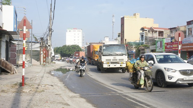 
Rất nhiều người dân đi vào tuyến đường cấm, bất chấp nguy cơ tai nạn giao thông luôn rình rập.
