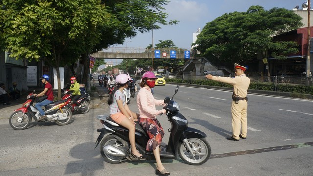 Cảnh sát giao thông tổ chức phân luồng, nhắc nhở người dân không được đi vào đường cấm.