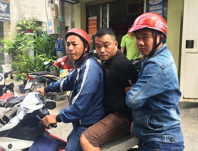 Nghi can Dương Toàn Thắng (không đội mũ bảo hiểm) bị các hiệp sĩ bắt giao công an. Ảnh: N.An.