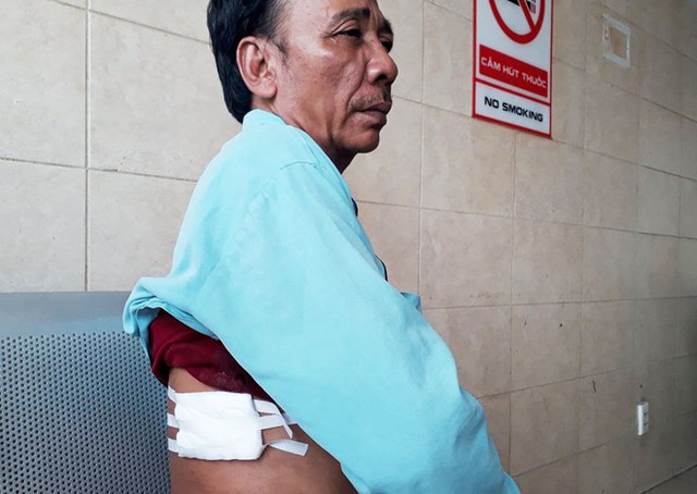 
Ông Phan Văn Hóa đang được điều trị vết thương tại bệnh viện. Ảnh: Ngọc An.
