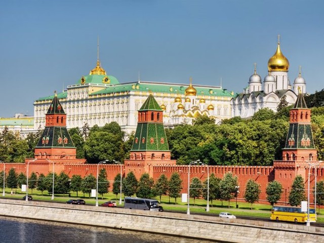 Là Tổng thống Nga, dinh thự chính thức của ông Putin là điện Kremlin ở Moscow. Tuy nhiên, ông dành hầu hết thời gian ở một ngôi nhà nằm ở thành phố Novo-Ogaryovo.