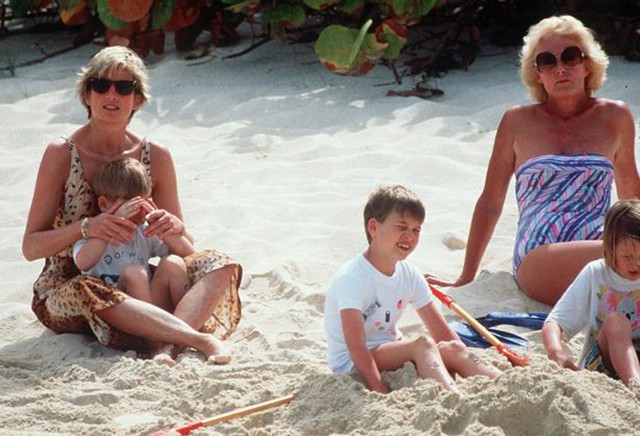Diana cùng hai con trai và mẹ đẻ đi tắm biển. Ảnh: Tim Graham Photo Library.