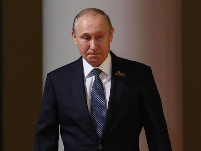 Trang Russia Beyond the Headlines cũng cho biết ông Putin có một người thiết kế riêng đã làm việc cho ông khoảng 10 năm. Người thiết kế này đã gỡ hết các nhãn mác trên trang phục của Tổng thống Nga để tránh con mắt của báo chí.