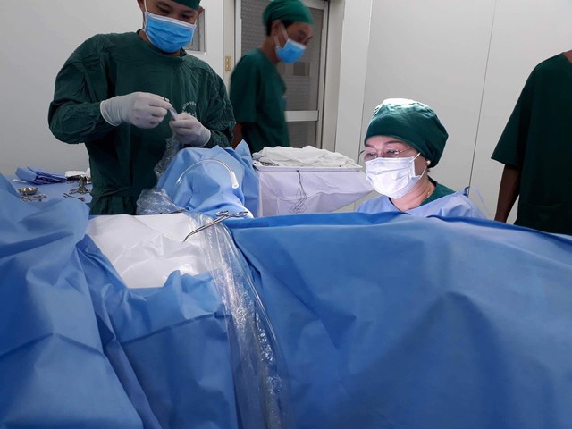Bs.CKII NguyễnThị Mỹ Hà, Giám đốc BV Chuyên khoa Sản Nhi tỉnh Sóc Trăng tiến hành phẫu thuật cho bệnh nhân
