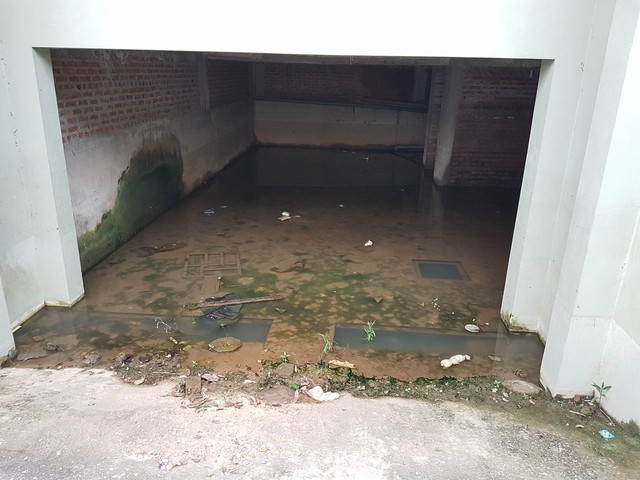 
Các biệt thự có hầm vẫn bì bõm nước.
