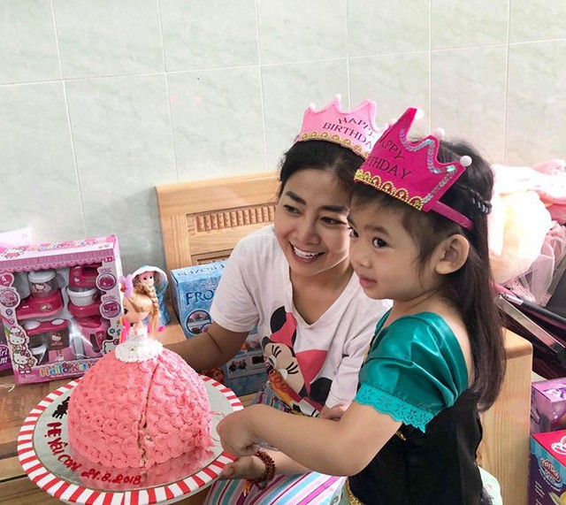 
Mai Phương cùng con gái đón sinh nhật 5 tuổi trong viện.
