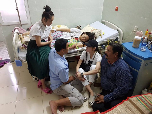 
MC Quyền Linh, ca sĩ Minh Hằng ngồi bệt xuống đất khi đến thăm Mai Phương.
