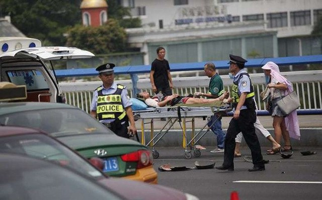 Người bị thương được đưa đi cấp cứu. Ảnh: Shanghaiist