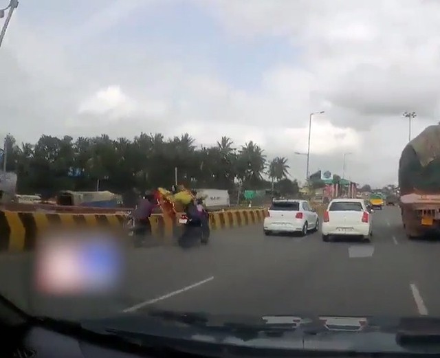 Ba người lớn bị hất văng xuống đất trong vụ tai nạn ở bang Karnataka, Ấn Độ, h&ocirc;m 19/8. Ảnh: Newslions.