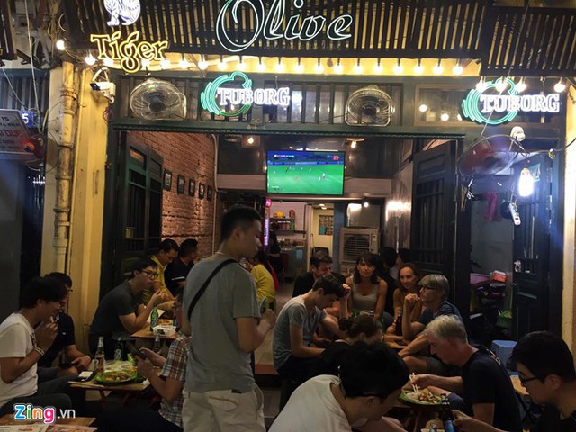 Một quán bia vỉa hè trên phố Lương Ngọc Quyến. Ảnh: Quang Huy.