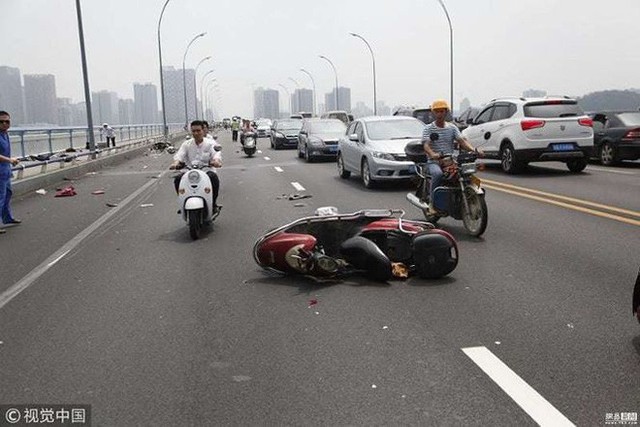 Huang l&aacute;i xe đ&acirc;m tr&uacute;ng h&agrave;ng chục người tr&ecirc;n cầu Wenchang...