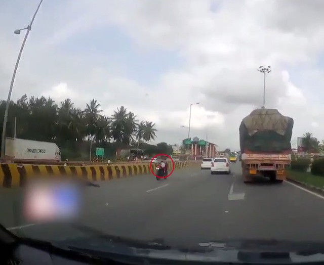 Con của cặp vợ chồng bị nạn vẫn ngồi tr&ecirc;n chiếc xe đang chạy băng băng tr&ecirc;n đường d&ugrave; kh&ocirc;ng c&oacute; người l&aacute;i. Ảnh: Newslions.