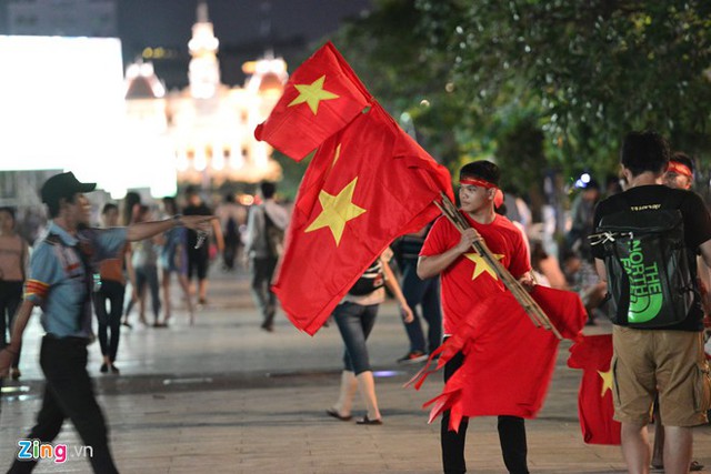 Nhiều người hâm mộ ở TP. Vinh (Nghệ An) tập trung ở các quán cafe để cổ vũ cho Olympic Việt Nam. Ảnh: Độc giả Hai Dang Ho