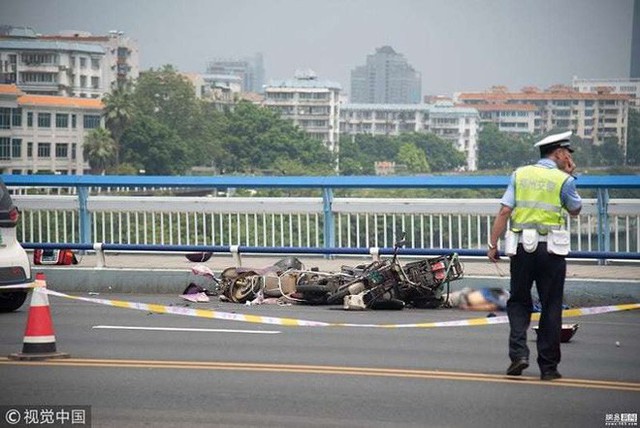 ...trước khi nhảy xuống xe v&agrave; tấn c&ocirc;ng li&ecirc;n tiếp những người n&agrave;y bằng dao.