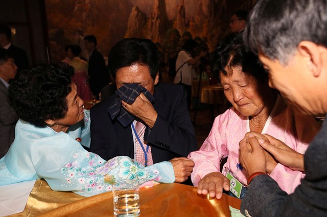 Trong gần 70 năm qua, các gia đình Hàn - Triều không thể viết thư, gọi điện hay liên lạc với nhau bằng bất cứ cách nào.